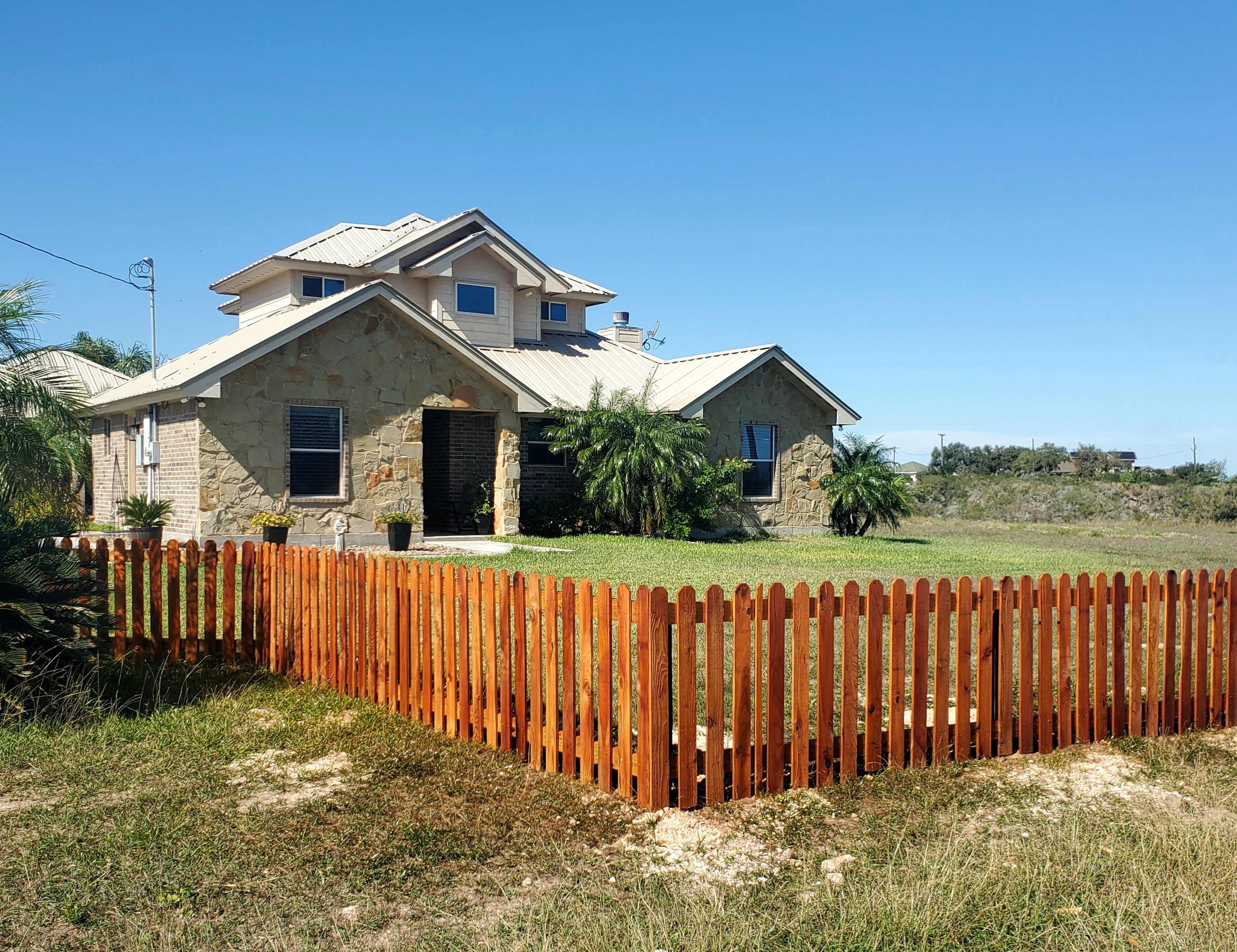 Stained Picket Fence — Portland, TX | IND Fence Group