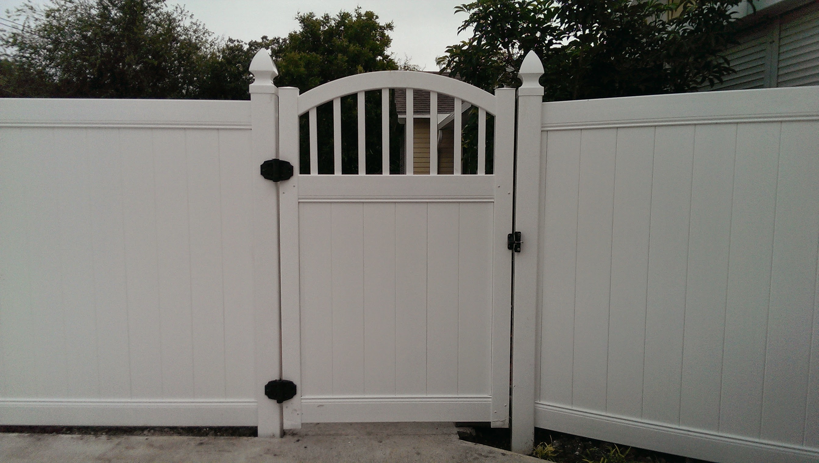 Vinyl Privacy Fence & Gate — Sinton, TX | IND Fence Group